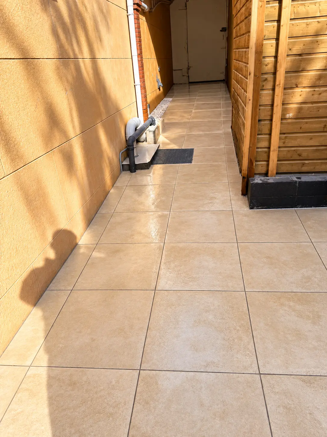 Afgewerkt looppad met beige keramische buitentegels bij Hotel Satori Amsterdam