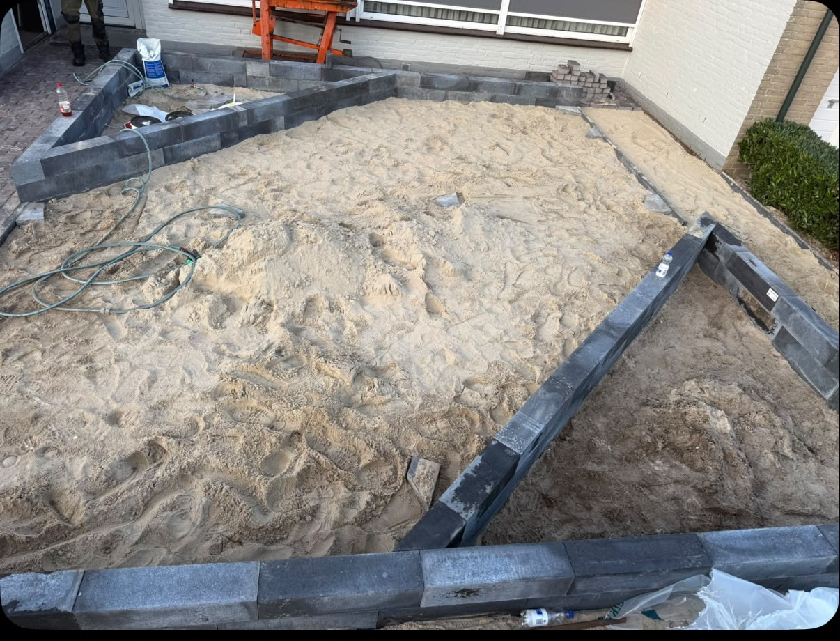 Verlijmde Wallblocks plantenbak en geëgaliseerd zandbed in Den Bosch
