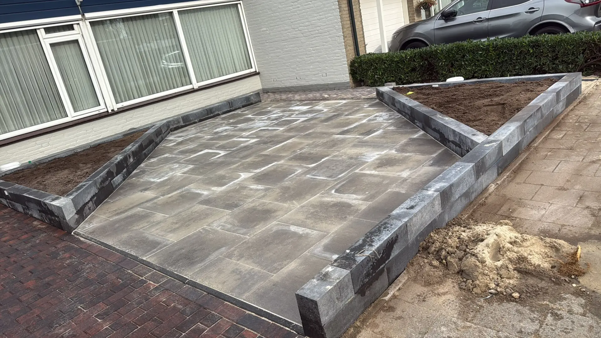 Terras met 60 × 60 cm betontegels en opsluitbanden in Den Bosch
