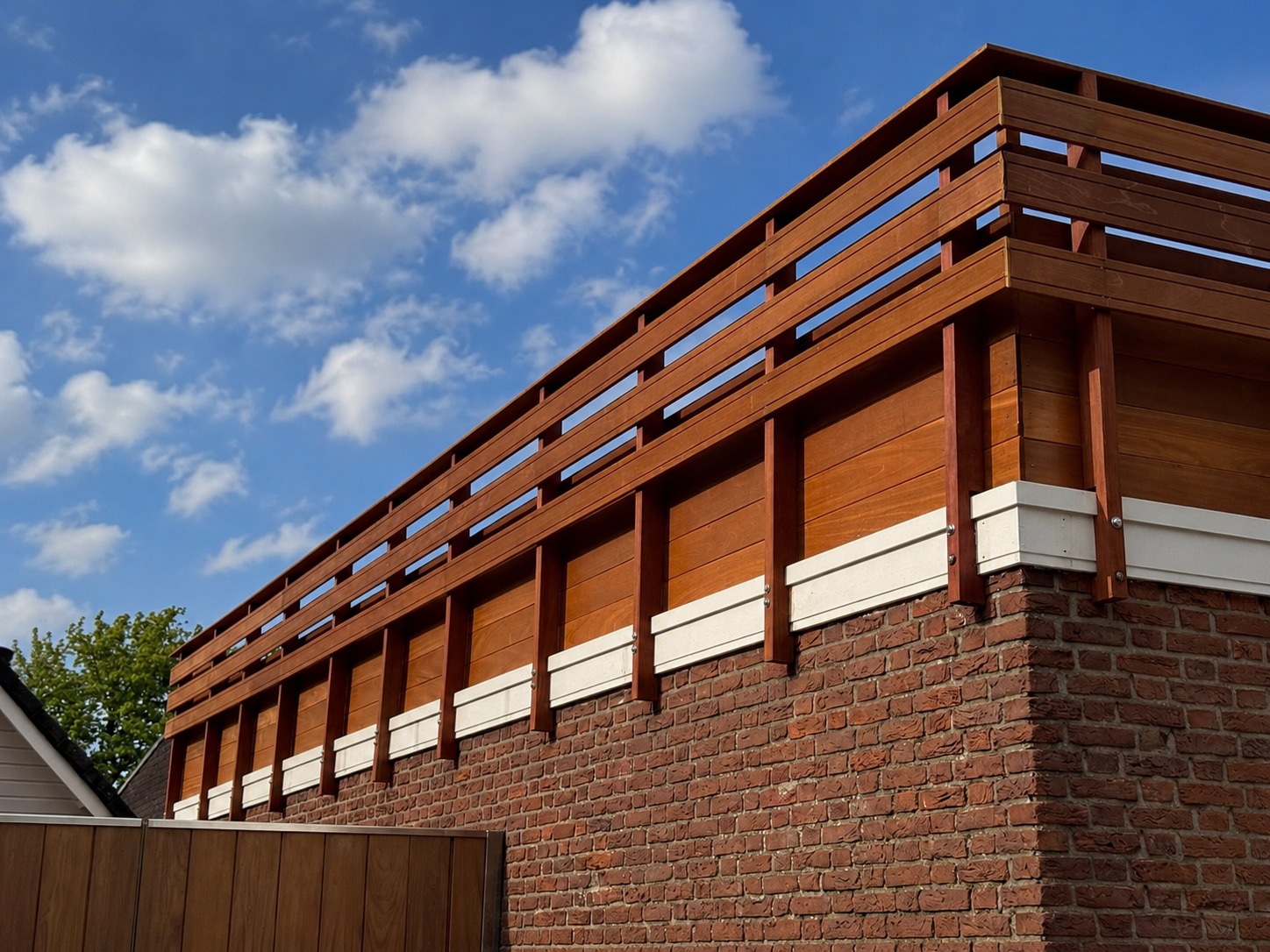 Hardhouten balustrade & privacyscherm — project A.C. Kortland Regio Utrecht