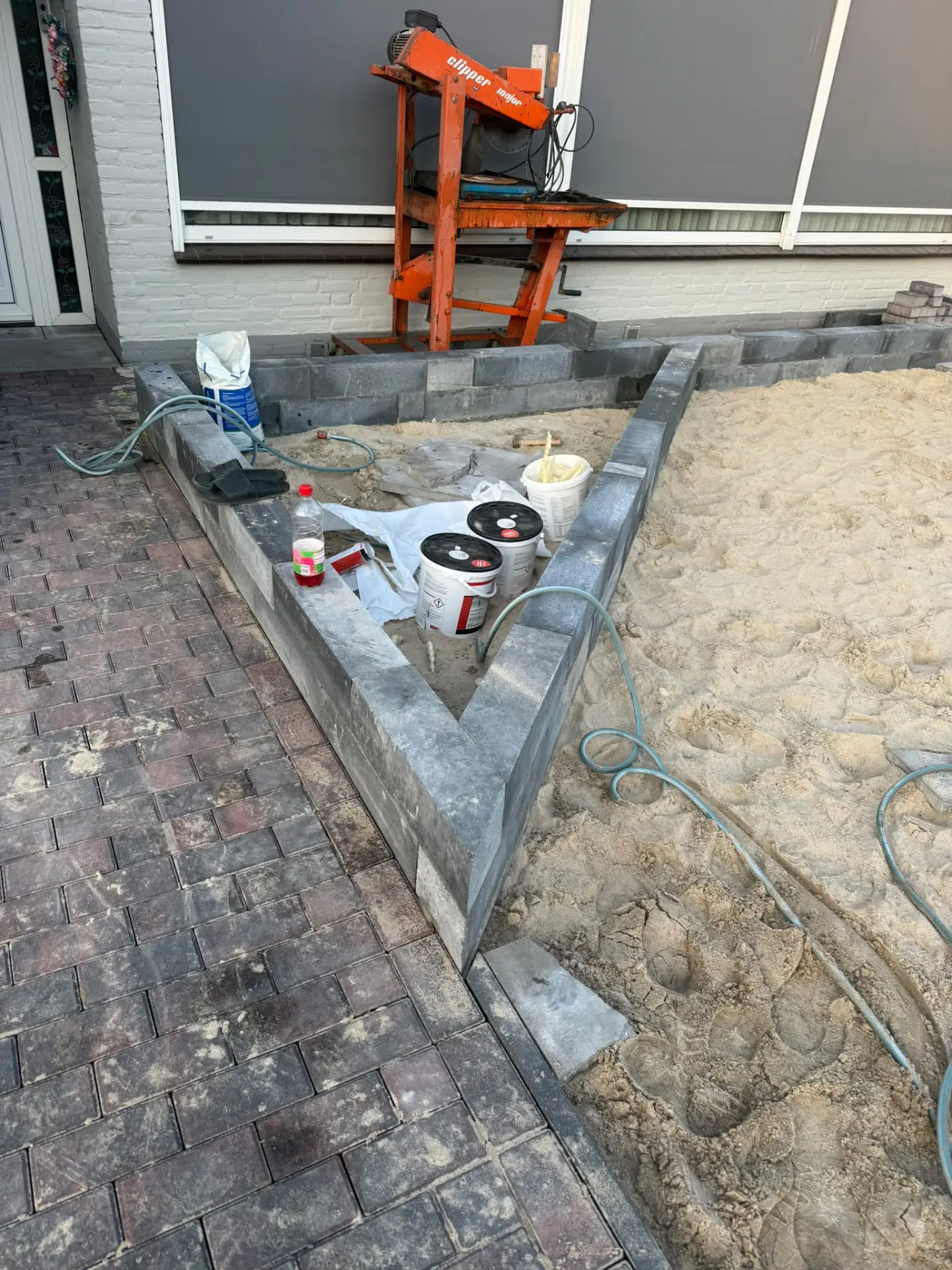 Fundering van betonbanden voor de maatwerk plantenbak in Den Bosch